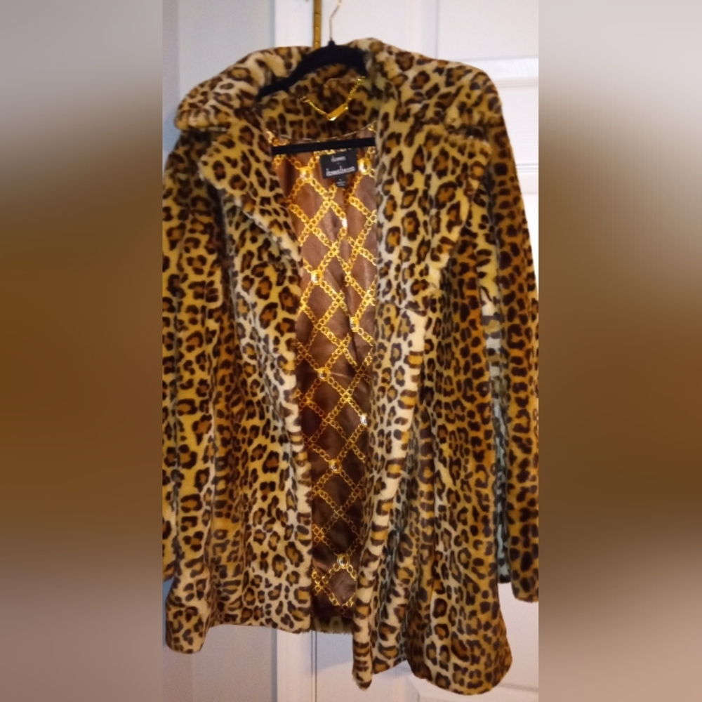 Beautiful Dennis Basso Leopard Faux Fur Coat with Silk lining w/gold cufflinks
